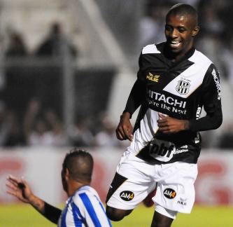 Cafu literalmente atropelou a defesa do Avaí na vitória da Ponte festejada por mais de 10 mil torcedores - Foto: Rodrigo Villaba - AFI Cafu literalmente atropelou a defesa do Avaí na vitória da Ponte festejada por mais de 10 mil torcedores - Foto: Rodrigo Villaba - AFI