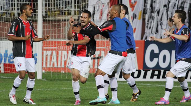 Edigar Junio corre dos companheiros na comemoração de um dos três gols do Joinville contra o ABC - Foto: Joinvillle - Oficial