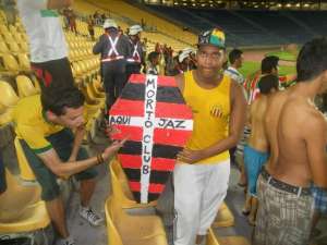 Série B: Torcida do Sampaio Corrêa provoca Moto Club por eliminação na Série D