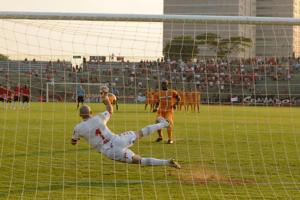 Eduardo Martini defende pênalti contra Brasiliense e consolida acesso do Brasil de Pelotas 