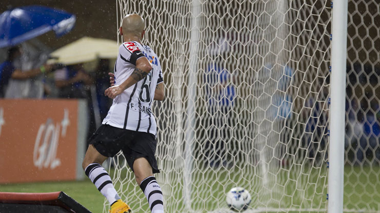 Fábio Santos comemora primeiro gol do Corinthians na Arena Pantanal 