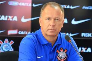 No G4, Mano Menezes diz que Corinthians não desistirá de lutar pelo título