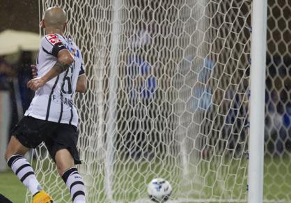 Fábio Santos fez mais um gol importante para o Corinthians, de novo, no G4 Fábio Santos fez mais um gol importante para o Corinthians, de novo, no G4
