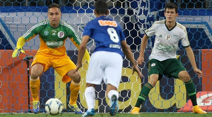 Fernando Prass deu rebote e Dagoberto empatou para o Cruzeiro já nos acréscimos