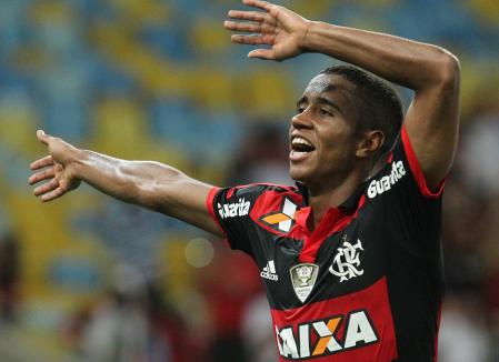 Gabriel marcou os dois gols contra o irregular Internacional no Maracanã