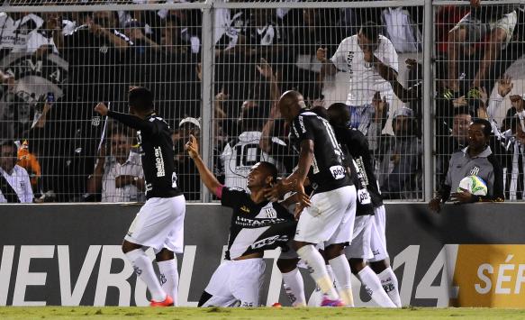 Até o lateral Bryan desencantou na irresistível Ponte Preta que dá pinta de campeã da Série B - Foto: Rodrigo Villaba - AFI