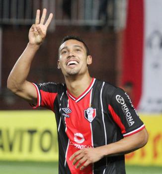 Edgard Junio marcou três gols do Joinville sobre o ABC