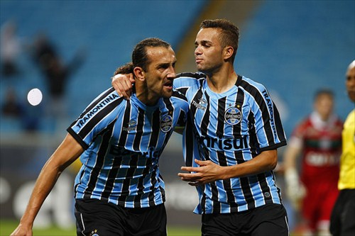 Barcos comemora gol diante do Figueirense 