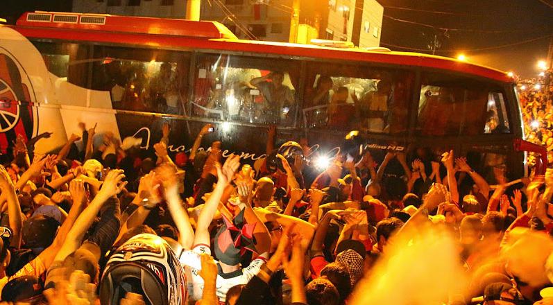 A torcida do Brasil de Pelotas festejou a chegada do time que conquistou o acesso à Série C de 2015