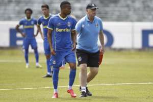 Felipão testa Erik na vaga de Luan em treino do Grêmio