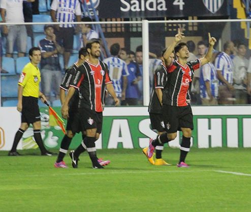 Rogério abriu o placar para o Joinville com dois minutos de bola rolando