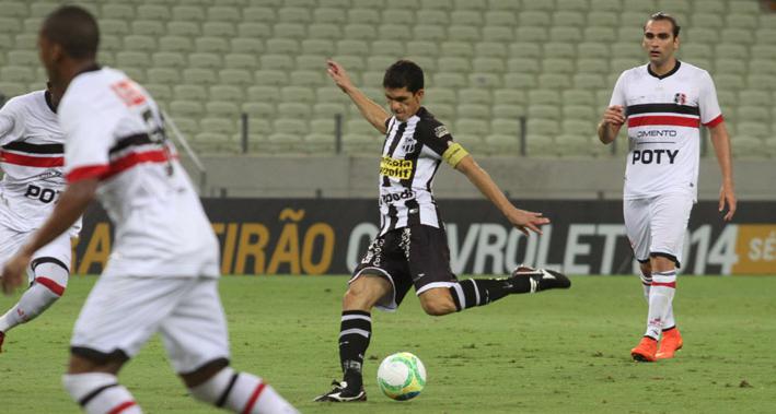 Magno Alves foi bem marcado e Santa Cruz conseguiu gols nos contra-ataques na estréia de PC Gusmão - Foto: Ceará Sporting - Oficial