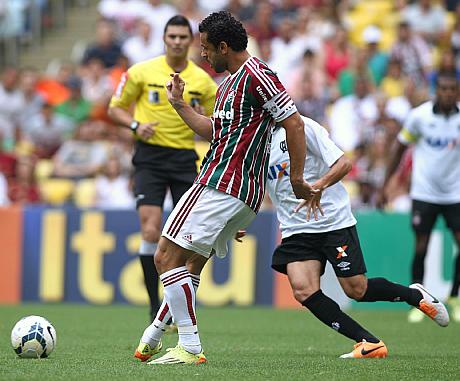 Fred foi bem marcado, mesmo assim foi importante para liderar seus companheiros na vitória sobre o Atlético-PR - Foto: Photocamera