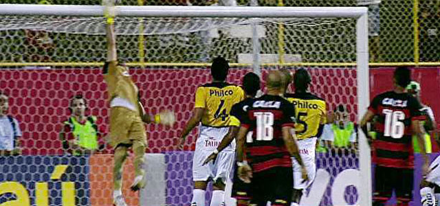 O goleiro Bruno, do Criciúma, fez várias defesas importantes, mas não conseguiu evitar a derrota para o Vitória - Divulgação