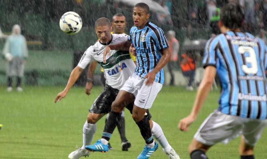 Alex disputa bola: Chuva marca jogo disputado entre Coritiba e Grêmio 