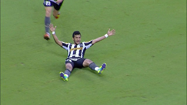 Rogério comemora o primeiro gol do jogo