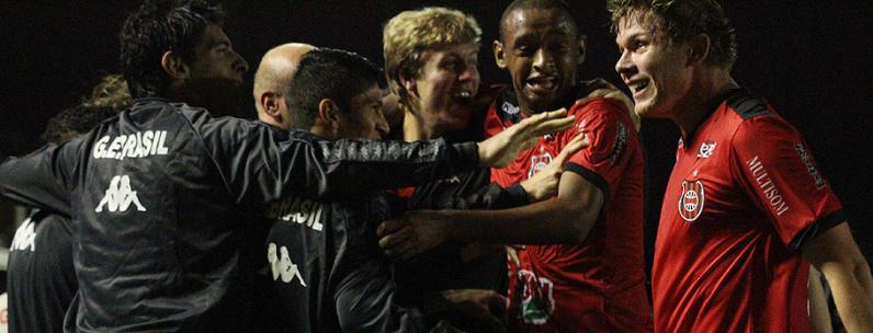 Jogadores do Brasil derrubaram o invicto Londrina em Pelotas pelas semifinais da Série D - Foto: Italo Santos - GEB