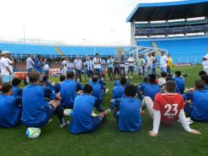 Série B: Em crise, Avaí recebe apoio de torcida, diretoria e ex-jogadores em pleno domingão