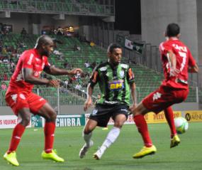 Gilson, ex-lateral, agora brilha no meio-campo, ajudando na marcação, armação e fazendo gols - Foto: América - Oficial
