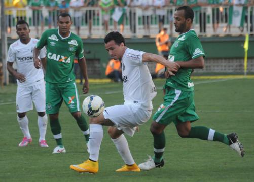 Leandro Damião é uma figura caricata do ataque do Santos, mas precisa ser escalado. É de empresários... - Foto: Chapecoense - Oficial
