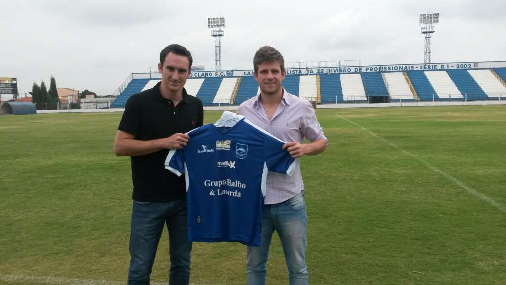 Matheus Galdezani ao lado do gerente de futebol Alex Afonso