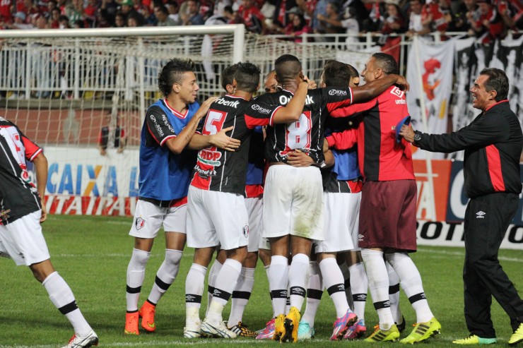 O Joinville segue na cola da Ponte Preta