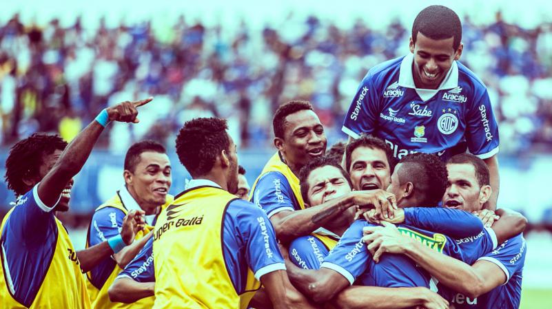 Ainda no gramado, o acesso histórico do Confiança na Série D foi muito comemorado pelos jogadores 