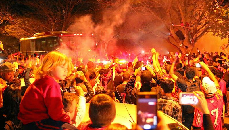 Torcida 'Xavante' festeja volta do elenco do Brasil de Pelotas que conquistou o acesso à Série C de 2015