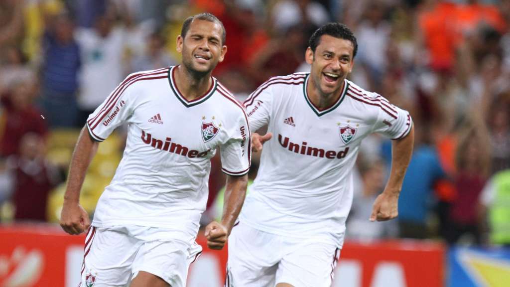 Carlinhos comemora gol com Fred: Fluminense não vai ficar com o lateral