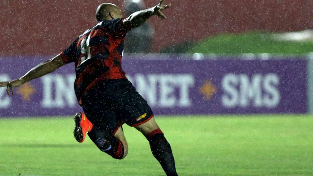 Edno foi o destaque do Vitória e ainda marcou de bicicleta