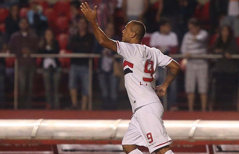 Luís Fabiano recebeu passe de Michel Bastos para marcar o segundo do São Paulo