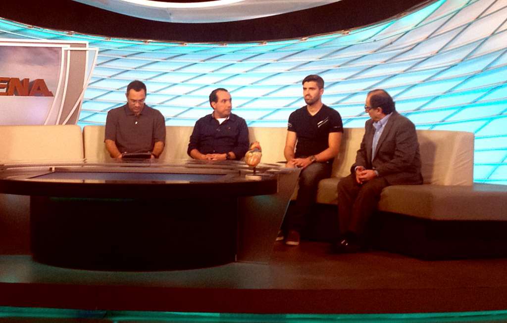 Diego Sacomam ao lado do médico Nabil Ghorayeb e dos jornalistas Mauricio Noriega e Carlos Ceretto - Divulgação/P1 Comunicação