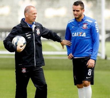 Renato Augusto elogiou Sylvinho, substituto de Mano Menezes em 2015