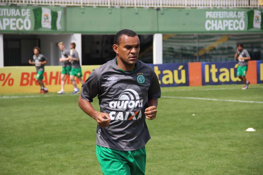 Diones acredita na permanência da Chapecoense no Brasileirão de 2015