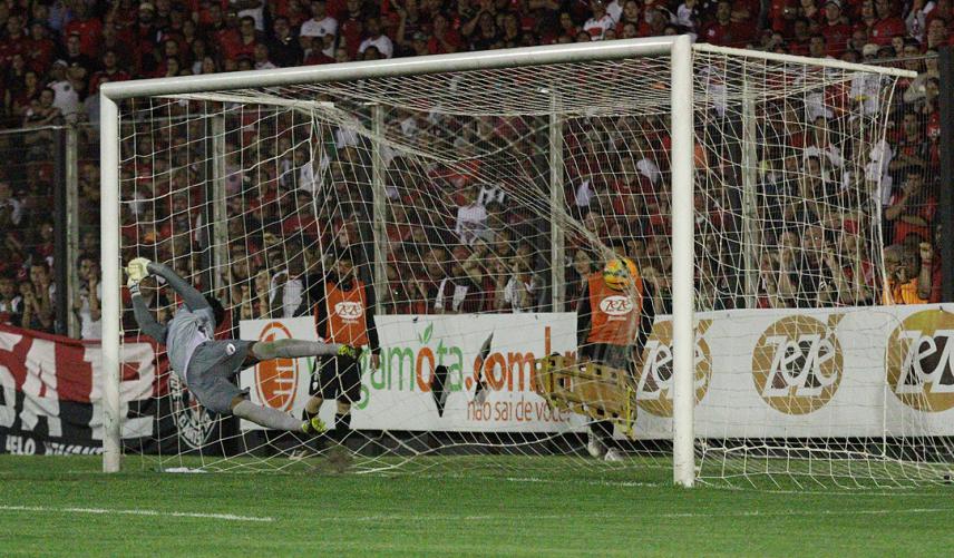 Diante de sua torcida, Brasil de Pelotas derruba invencibilidade do Londrina na Série D