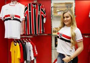 Modelo e Musa do São Paulo Fernanda Szytko mostra beleza em ensaio em loja oficial do clube