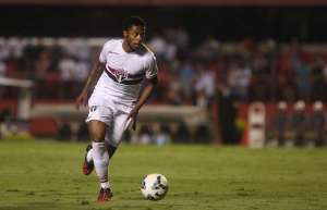 'Ficaria chateado se deixasse o time', diz Michel Bastos