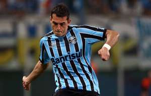 Rhodolfo treina com bola e pode reforçar o Grêmio