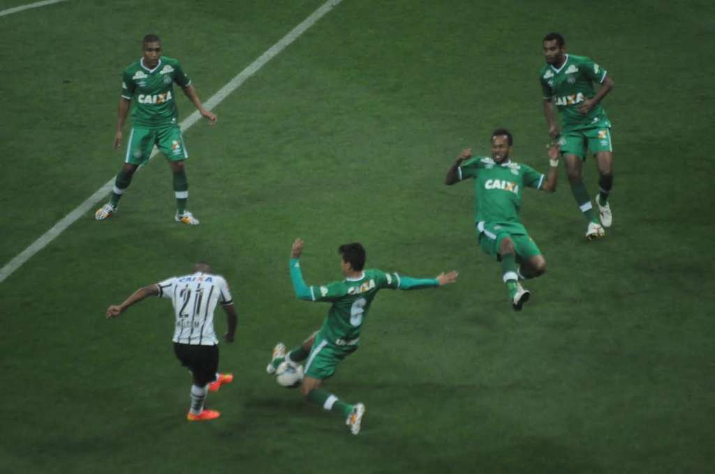 Malcom entrou no time titular no lugar de Petros