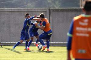 Pará e Lucas Coelho se desentendem e trocam socos no treino do Grêmio