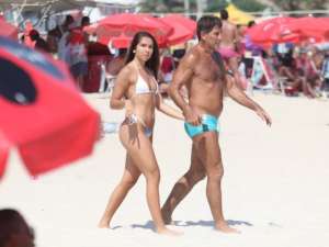 Em forma, Carol Portaluppi ofusca Renato Gaúcho na praia de Ipanema