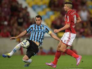 Rhodolfo treina sem bola e segue fora no Grêmio