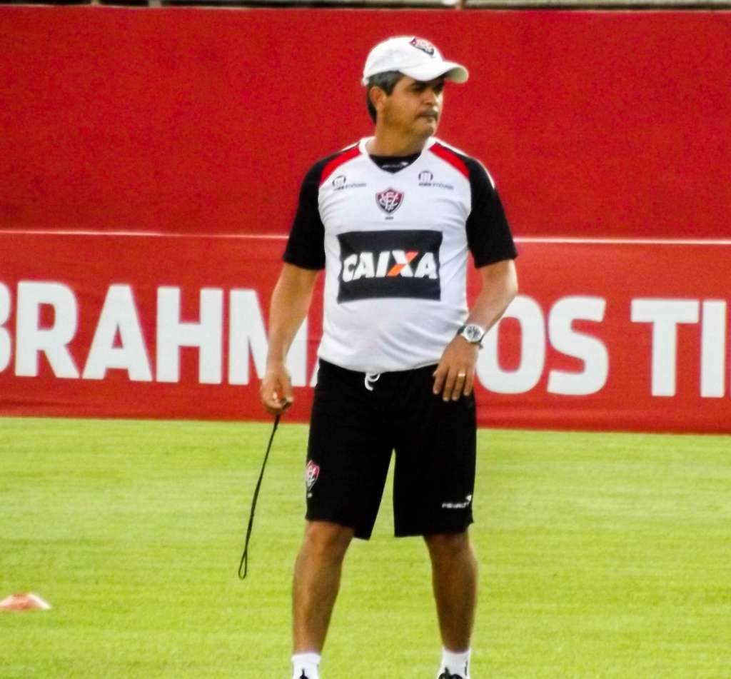Ney Franco treina e monta time retrancado para encarar o Grêmio 