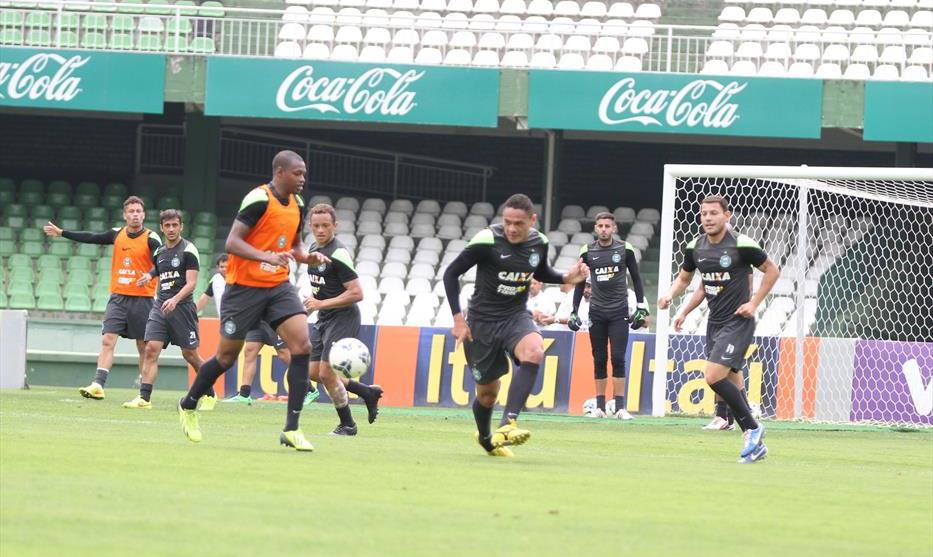 Coritiba deve ir com três zagueiros para pegar o Corinthians