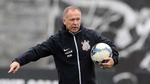 Mano Menezes se esquiva e evita falar sobre saída do Corinthians