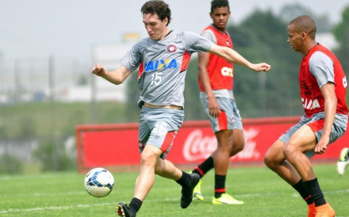 Cléo reforça o Atlético-PR diante do Atlético-MG