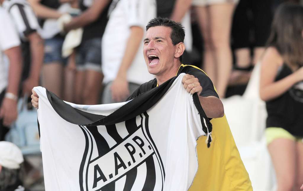 O torcedor da Ponte Preta comemora no Majestoso e não vê a hora de comemorar o acesso