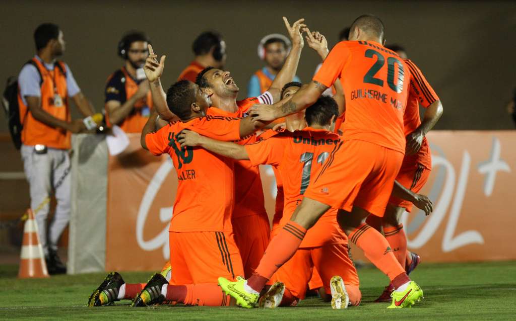 Fred comemora os gols com os companheiros de time