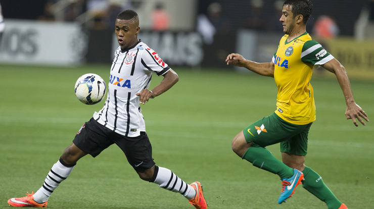 Malcom disputa bola no meio campo contra marcação do Coritiba 