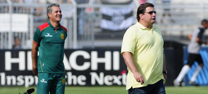 Guto Ferreira e sua supersticiosa camisa amarela não perde há 12 jogos e está perto de fazer história na Ponte Preta - Foto: Rodrigo Villaba - AFI